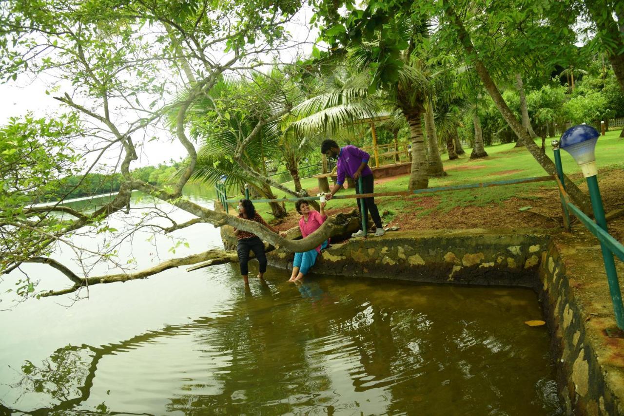 Lake N River Resort Munroe Island Mundrothuruth Buitenkant foto