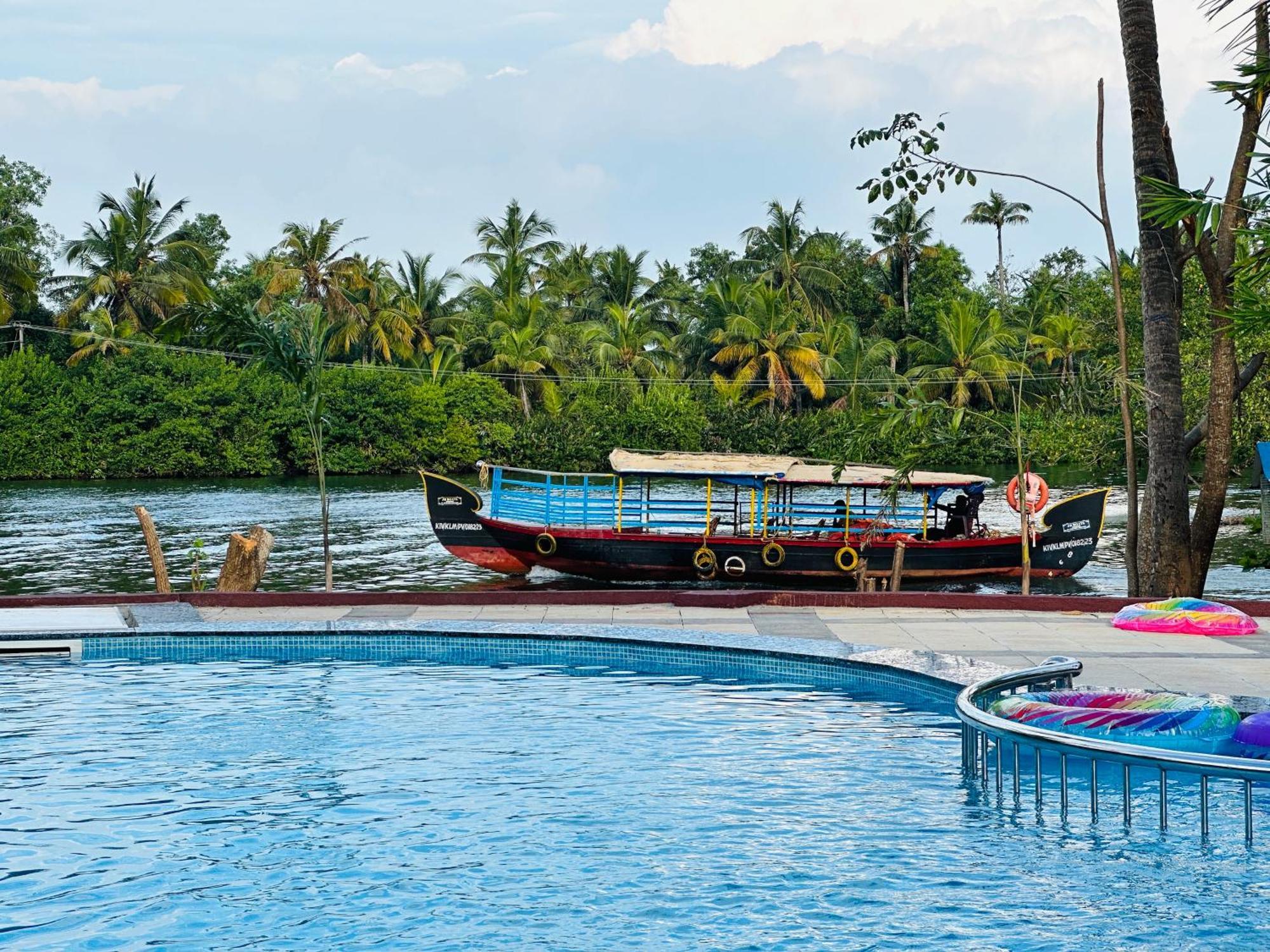 Lake N River Resort Munroe Island Mundrothuruth Buitenkant foto